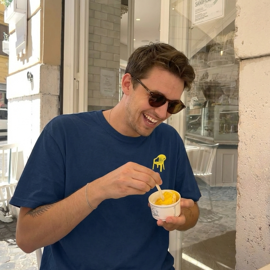 Minimalist navy t-shirt with embroidered detail inspired by Brazilian everyday culture